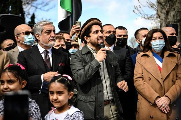 Ahmad Massoud con il presidente dell'High Council for National Reconciliation, Abdullah Abdullah, e la sindca di Parigi, Anne Hidalgo (Christophe Archambault/Pool Photo via AP)