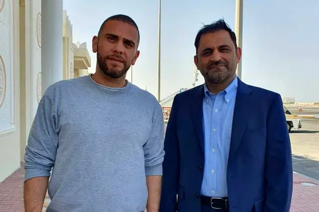 Gli iraniani Mehrdad Ansari e Reza Kafrani all’aeroporto di Doha, dopo essere stati rilasciati dagli Usa (foto LaPresse)