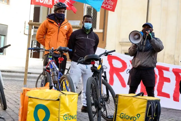 Foto Mauro Scrobogna /LaPresse 26-03-2021 Roma , Italia Cronaca Giornata di sciopero dei rider Nella foto: rider durante la loro giornata di sciopero Photo Mauro Scrobogna /LaPresse March 26, 2021\\u00A0 Rome, Italy News Rider strike day Pictured: riders during their strike day