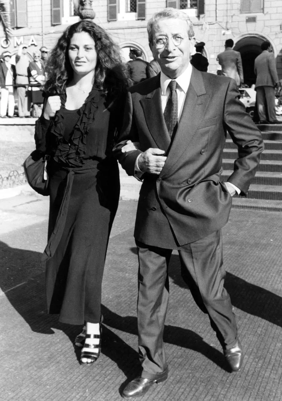 1997 Luciano Rispoli (Reggio Calabria, 12 luglio 1932 – Roma, 26 ottobre 2016) è stato un conduttore televisivo, autore televisivo, conduttore radiofonico e giornalista italiano, oltre che ex direttore del Dipartimento Scuola Educazione della RAI (1977-1987). nella foto: Rispoli Luciano e moglie