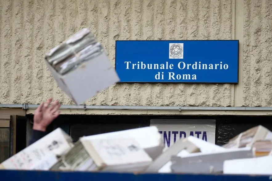 Foto Mauro Scrobogna /LaPresse 19-12-2020 Roma , Italia Cronaca Giustizia - tribunale Nella foto: operazioni di smaltimento di vecchi fascicoli giudiziari Photo Mauro Scrobogna /LaPresse December 19, 2020\\u00A0 Rome, Italy News Justice - court In the photo: operations of disposal of old judicial files