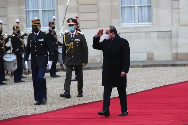 Egyptian President Abdel-Fattah el-Sissi salutes as he arrives at the Elysee palace, Monday, Dec. 7, 2020 in Paris. Egyptian President Abdel-Fattah el-Sissi is paying a state visit to France for talks on fighting terrorism, the conflict in Libya and other regional issues, amid criticism from human rights groups over the Egyptian leader\\\\'s crackdown on dissent. (AP Photo/Michel Euler)