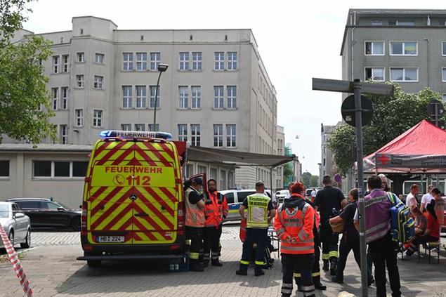 19 May 2022, Bremen, Bremerhaven: Emergency forces stand in front of a school. Shots were fired at a high school in Bremerhaven on Thursday. A woman was injured with the gun, said a police spokeswoman. Photo by: Sina Schuldt/picture-alliance/dpa/AP Images