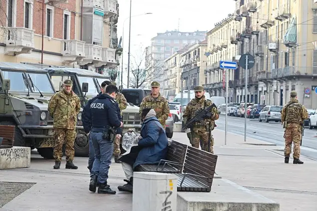 Nel quartiere Barriera di Milano a Torino l'esercito viene impiegato nel pattugliamento interforze