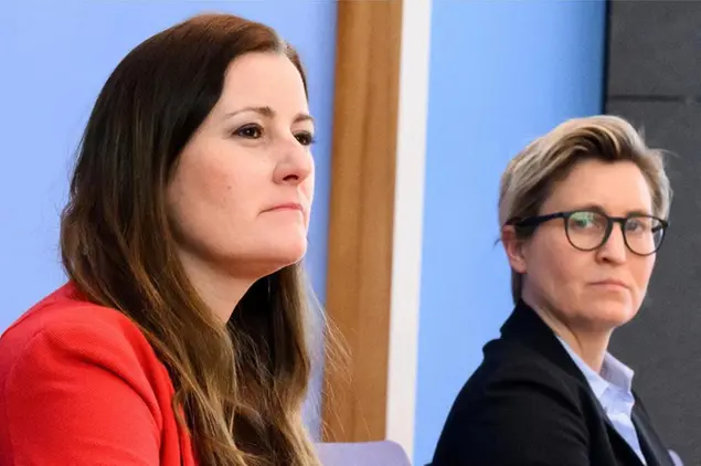 28 March 2022, Saarland, Berlin: Janine Wissler (l) and Susanne Hennig-Wellsow, the two federal chairwomen of the Left Party, comment on the results of the Saarland state election at the federal press conference. Photo by: Bernd von Jutrczenka/picture-alliance/dpa/AP Images