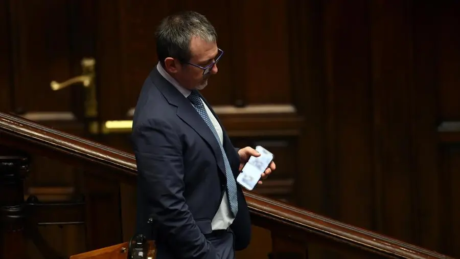 Aula della Camera, deputati protestano durante il voto sull'acquisizione delle chat di Delmastro, immagine di approfondimento