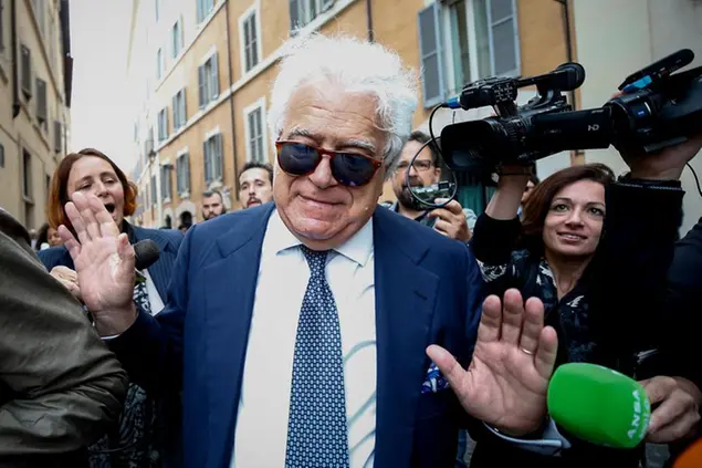 Foto Vincenzo Livieri - LaPresse 08-05-2018 - Roma Politica Denis Verdini passeggia a Piazza Montecitorio Photo Vincenzo Livieri - LaPresse 08-05-2018- Rome Politics Denis Verdini walks at Montecitorio square