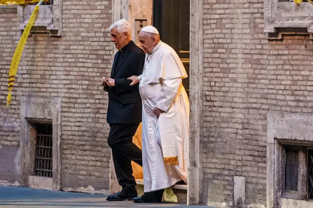 Papa Francesco insieme al generale dei gesuiti\\u00A0Arturo Sosa Abascal\\u00A0(AP Photo/Domenico Stinellis)