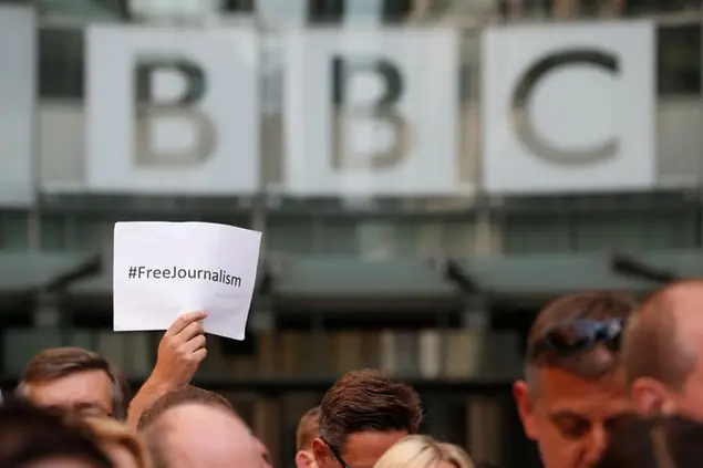 (I giornalisti della Bbc hanno spesso manifestato il supporto per i colleghi di tutto il mondo quando la loro libertà era a rischio. Ora a rischio c’è la Bbc.\\u00A0Foto AP)