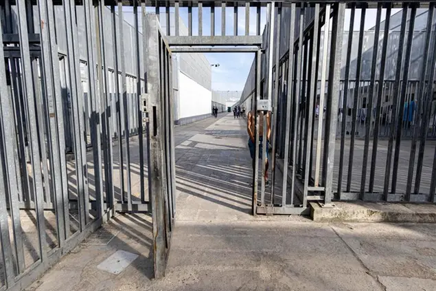 Il settore maschile del Cpr di Roma Ponte Galeria (Percossi/Ansa)