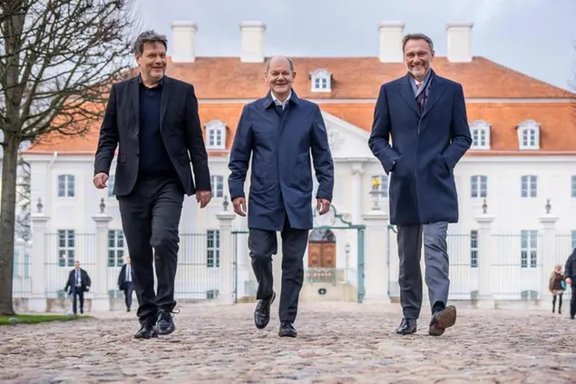 06 March 2023, Brandenburg, Meseberg: Robert Habeck (B'ndnis 90/Die Gr'nen), Federal Minister of Economics and Climate Protection, walks alongside Chancellor Olaf Scholz (SPD), and Christian Lindner (FDP), Federal Minister of Finance, after the closed-door meeting of the federal cabinet at Schloss Meseberg. The traffic light cabinet has retired to a two-day closed meeting in the guest house of the federal government, the castle Meseberg. Photo by: Michael Kappeler/picture-alliance/dpa/AP Images
