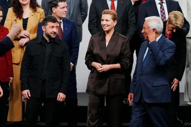 Il presidente ucraino Volodymyr Zelenskiy insieme ad Antonio Costa e a Mette Frederiksen