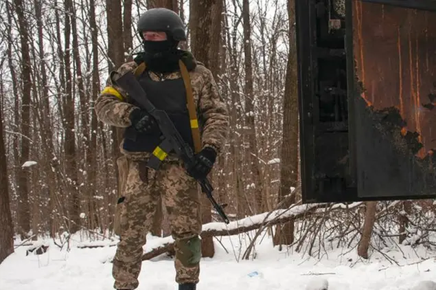 Un volontario della legione ucraina (AP Photo/Andrew Marienko)