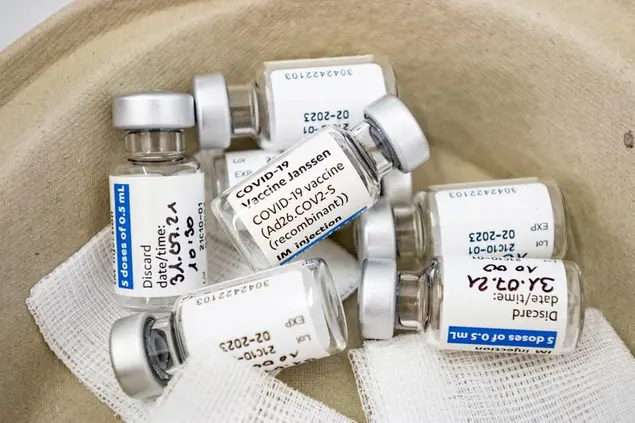 31 July 2021, Berlin: Several ampoules of Johnson & Johnson's Covid-19 vaccine Janssen lie in a tray during a vaccination campaign at a Russian Orthodox church. Against a backdrop of waning vaccine demand, the first states are returning unused doses of the vaccine to the federal government. The vaccines should still have a shelf life of at least two months. Photo by: Fabian Sommer/picture-alliance/dpa/AP Images
