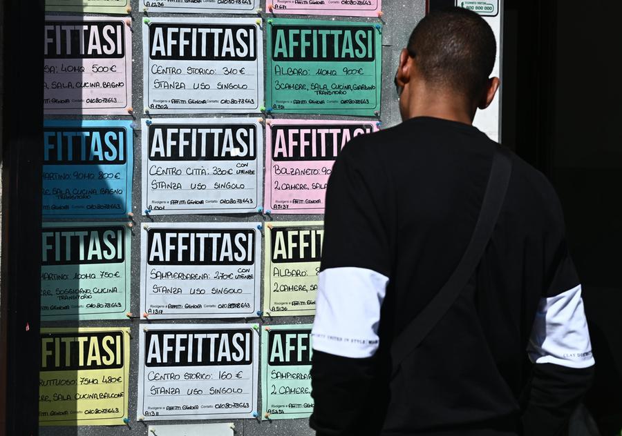 Un seminterrato in via Cesare Majoli a Milano, con affaccio sul giardino condominiale, messo all'asta per oltre 200mila euro