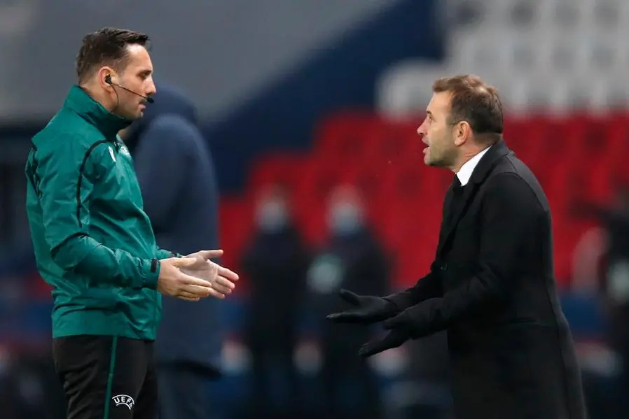 La discussione fra l'allenatore del Basaksehir e il quarto uomo\\u00A0Sebastian Coltescu\\u00A0(AP Photo/Francois Mori)