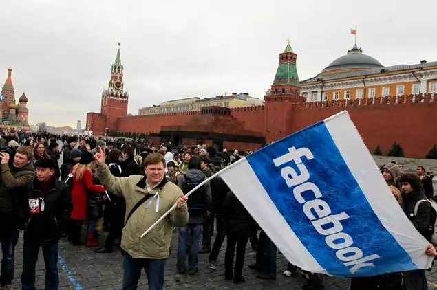 Nella primavera del 2012, durante una manifestazione contro Putin nella piazza Rossa a Mosca, un oppositore sventola la bandiera di Facebook\\u00A0 (AP Photo/Sergey Ponomarev)