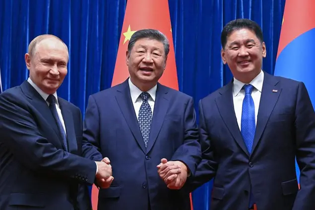 I presidenti russo, cinese e mongolo, Vladimir Putin, Xi Jinping e Ukhnaagiin Khurelsukh