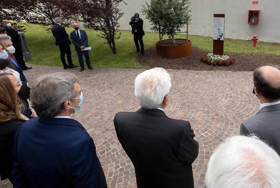 Trento - Il Presidente della Repubblica Sergio Mattarella sosta dinanzi alla stele in memoria di Antonio Megalizzi, oggi 15 luglio 2021. (Foto di Paolo Giandotti - Ufficio per la Stampa e la Comunicazione della Presidenza della Repubblica)