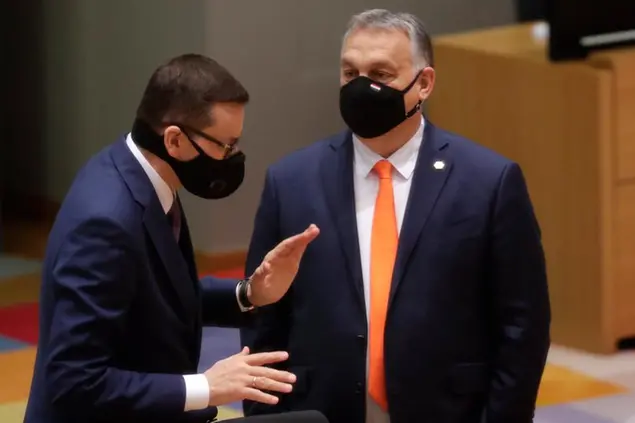 (Il primo ministro polacco con il suo omologo ungherese. Foto AP)