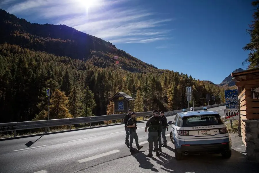 Ancora dodici chilometri. Migranti in fuga sulla rotta alpina” di Maurizio  Pagliassotti (Bollati Boringhieri, 2019)