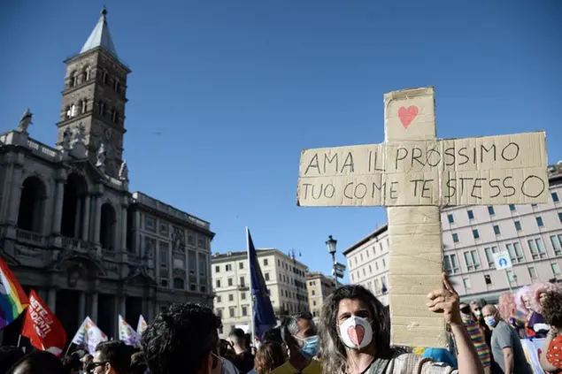Il Pride passa davanti alla basilica di Santa Maria Maggiore (foto Ansa)