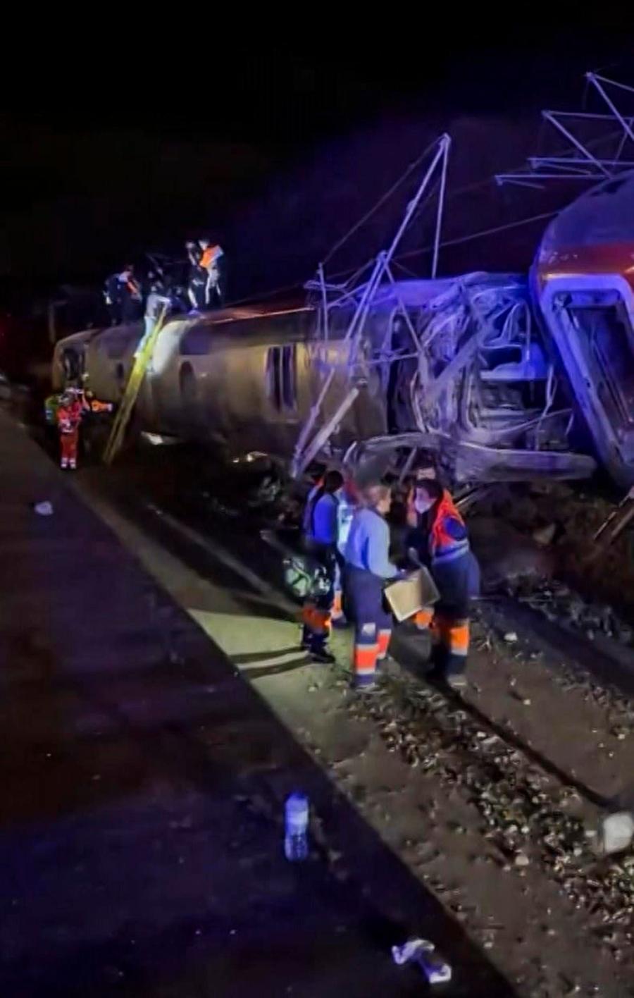 Incidente ferroviario in Andalusia, almeno 39 morti e 73 feriti. Sanchez: «Una notte di profondo dolore»