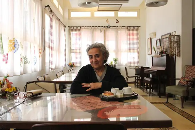 Arpi Magassarian, 72 anni, all'interno del suo ristorante e centro culturale Badguèr, a Bourj Hammoud - Libano, aprile 2025. Foto di Agnese Stracquadanio