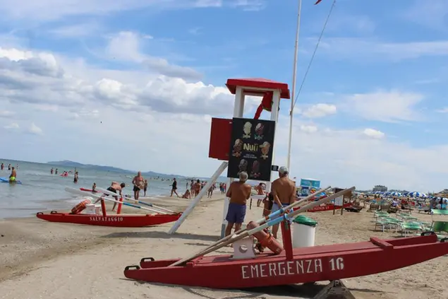 07/08/2021 Rimini, le vacanze di ferragosto degli italiani sulle spiagge. Rimini e riviera romagnola cominciano piano piano a riempirsi nonostante l'obbligo del certificato verde. Dal 6 agosto il Green Pass è obbligatorio per entrare in alcuni luoghi chiusi, come ristoranti e bar, discoteche, musei, mostre, palestre, piscine, parchi divertimento, feste e centri benessere.