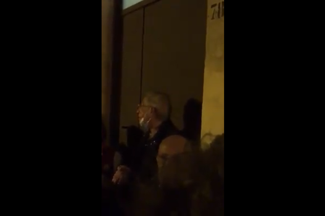 Un'immagine del discorso di Francesco Aiello da un video della protesta su Facebook