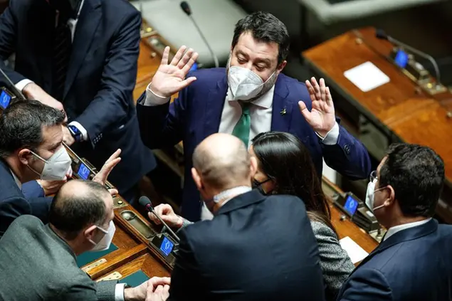 Matteo Salvini con i deputati leghisti / Foto AGF