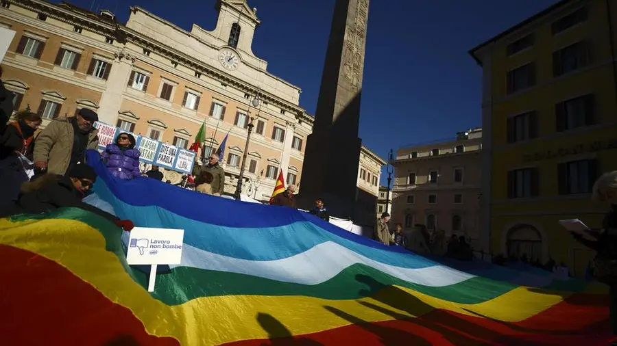 Manifestanti e cittadini firmano una petizione per la difesa civile nonviolenta, in un’aula pubblica
