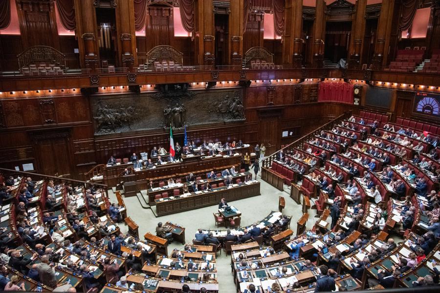 Un gruppo di deputati discute la legge elettorale e i rischi per la rappresentanza politica