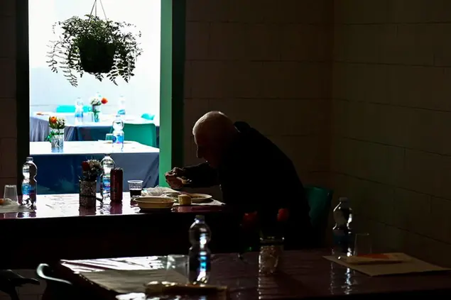 Una mensa per i poveri a Roma (Ansa)