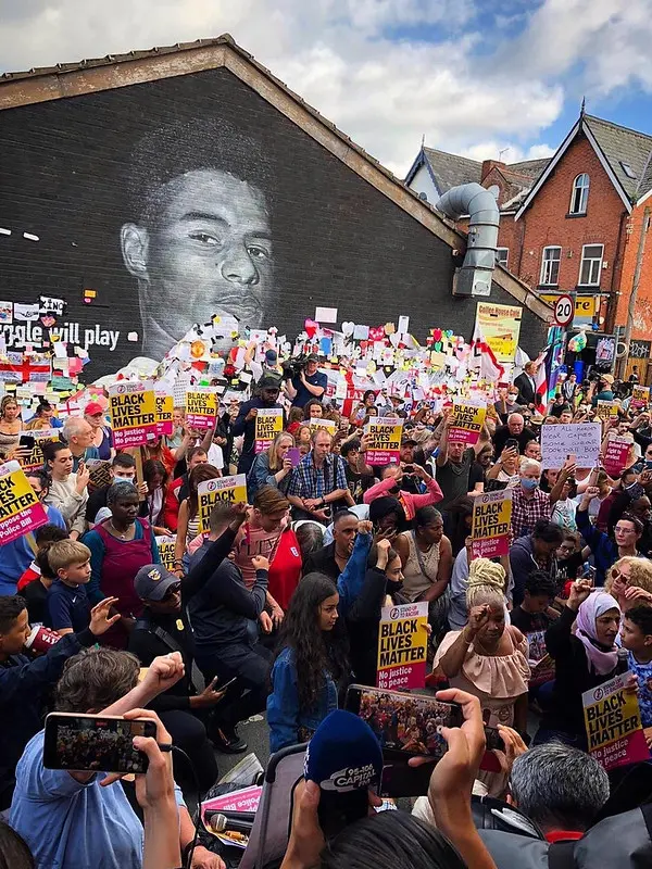 Manifestazione antirazzista a Manchester. Foto\\u00A0Dunk via Flickr (CC BY 2.0).