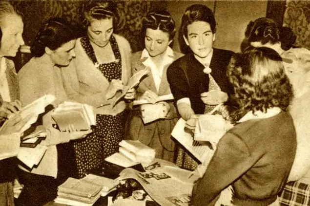 Una riunione di militanti dell'Unione Donne Italiane, immagine tratta dal patrimonio di Fondazione Giangiacomo Feltrinelli