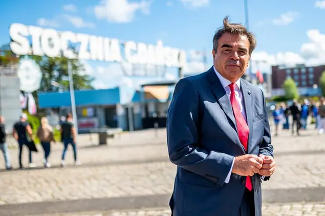 (Il commissario Schinas davanti ai cantieri di Danzica. Foto Comm. Ue)