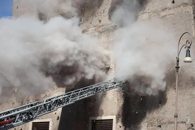 Il crollo della Torre dei Conti a Roma