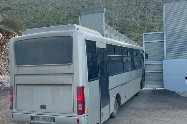 Un autobus all'entrata dei centri per migranti costruiti in Albania dal governo italiano. Foto: Ansa/Domenico Palesse