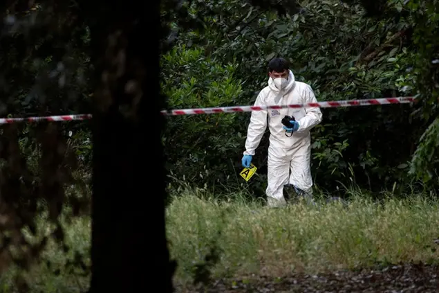 Polizia scientifica su un luogo del delitto