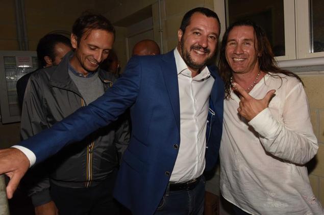 Povia in una foto con Matteo Salvini (LaPresse)
