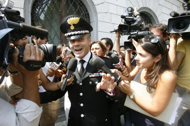 Garlasco, il comandante provinciale dei carabinieri di Pavia Maurizio Bellitto risponde ai giornalisti nel 2007