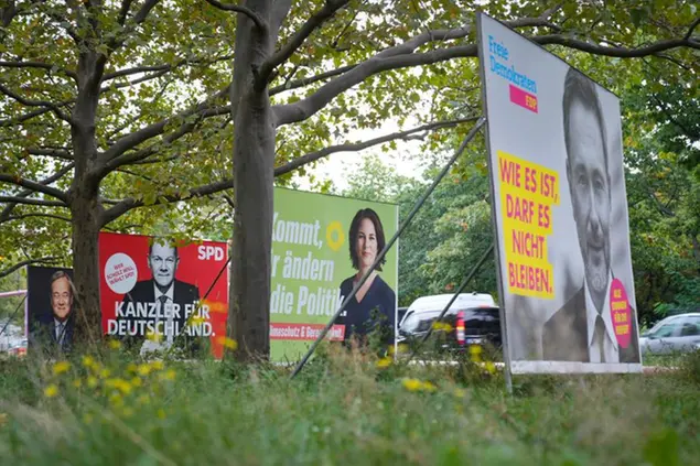 27 September 2021, Berlin: L-R: Election posters of the CDU/CSU with Armin Laschet, the SPD with Olaf Scholz, B'ndnis 90/Die Gr'nen with Annalena Baerbock and the FDP with Christian Lindner are lined up one day after the Bundestag elections. Photo by: Kay Nietfeld/picture-alliance/dpa/AP Images