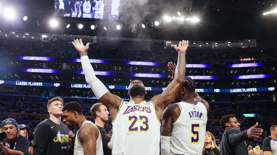 LeBron James e i Sixers in campo, con Embiid e Maxey, in un contesto di ambizioni e sfide