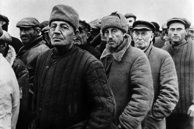 Uomini ebrei attendono di essere registrati dopo l'occupazione da parte delle truppe tedesche e rumene a Odessa, in Ucraina, il 22 ottobre 1941 (foto AP)
