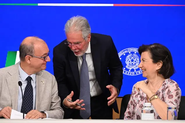 Il ministro Giuseppe Valditara, il presidente Istat Francesco Maria Chelli e la ministra Eugenia Roccella