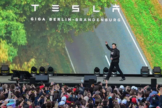 09 October 2021, Brandenburg, Gr'nheide: Elon Musk, Tesla CEO, arrives at an open house on a stage at the Tesla Gigafactory. In Gr'nheide, east of Berlin, the first vehicles are to roll off the production line from the end of 2021. The US company wants to build around 500,000 Model Ys here every year. Photo by: Patrick Pleul/picture-alliance/dpa/AP Images
