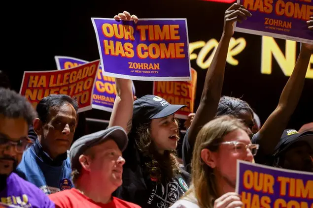 Una manifestazione a favore di Mamdani