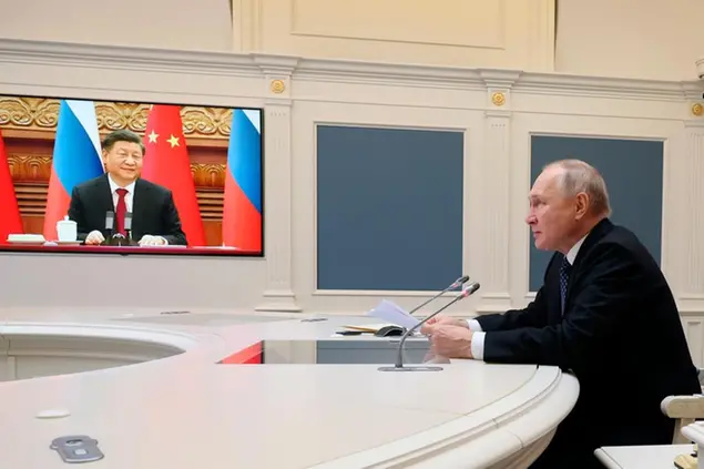 Russian President Vladimir Putin speaks during a meeting with Chinese President Xi Jinping, seen onscreen, via a video conference at the Kremlin in Moscow, Russia, Friday, Dec. 30, 2022. (Mikhail Klimentyev, Sputnik, Kremlin Pool Photo via AP) Associated Press/LaPresse EDITORIAL USE ONLY/ONLY ITALY AND SPAIN