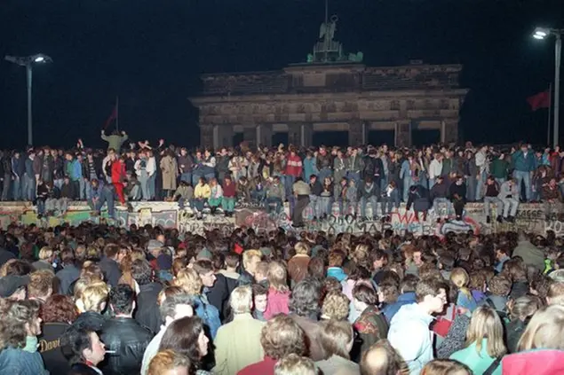 Thousands of people celebrate the Opening of the Wall in Berlin, Germany, 10 November 1989. Photo by: Peter Zimmermann/picture-alliance/dpa/AP Images